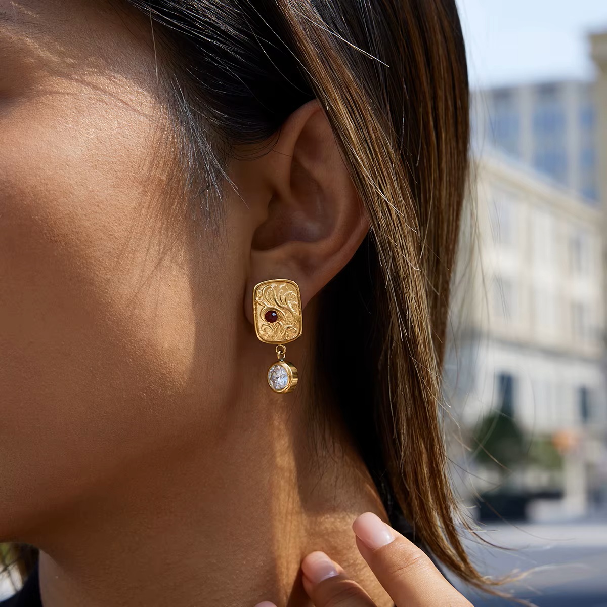 ELENYS Relic Drop – visací náušnice s reliéfním detailem